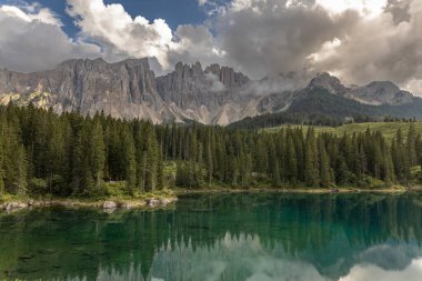 Carezza Gölü, Dolomite tepelerinin güzelliklerini yansıttığı yer.