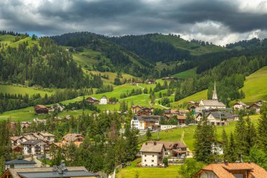 Büyüleyici dağ köyü dramatik bulutlu gökyüzünün altında