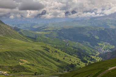 Sersemletici Dolomitler: Yüksek tepeler, zamansız kayalar ve parlak dağlık gökyüzünün altında el değmemiş doğa..