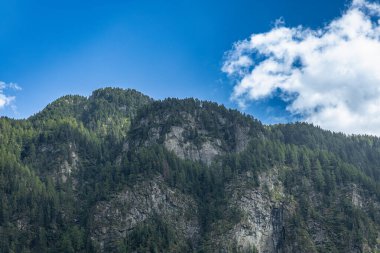 Sersemletici Dolomitler: Yüksek tepeler, zamansız kayalar ve parlak dağlık gökyüzünün altında el değmemiş doğa..