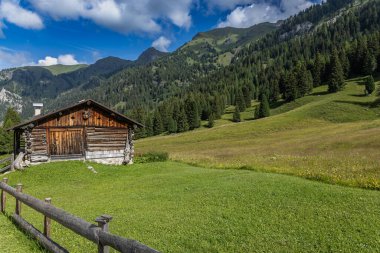 Yoğun ormanların, yemyeşil otlakların ve antik ağaçlarla kaplı dağların arasında, dağlık arazi doğal uyumu ile büyülenir..