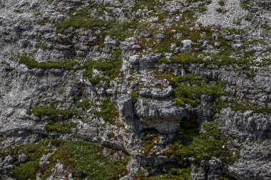 Sersemletici Dolomitler: Yüksek tepeler, zamansız kayalar ve parlak dağlık gökyüzünün altında el değmemiş doğa..