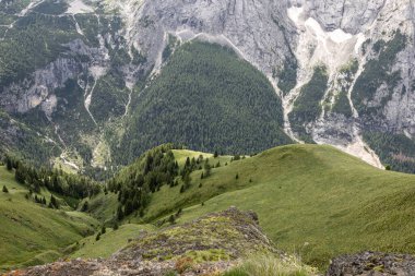 Sersemletici Dolomitler: Yüksek tepeler, zamansız kayalar ve parlak dağlık gökyüzünün altında el değmemiş doğa..