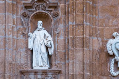 Taş duvarda beyaz heykel