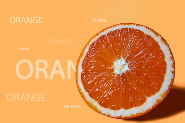 オレンジの背景をしたオレンジの半分 — ストック写真