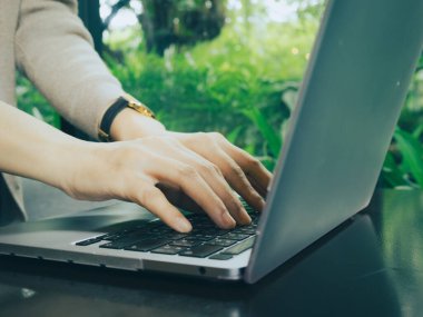 Genç Asyalı iş kadını ofiste çalışmak için defter kullanıyor, iş arkadaşı, kafe ya da evden çalışıyor. İş ve finans kavramları.