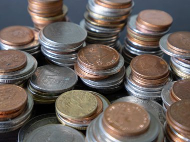 Masadaki gümüş para yığınının yakın planında. Borsa ve yatırım. İş ve finans. Gelecek ve emeklilik için tasarruf ve yatırım.