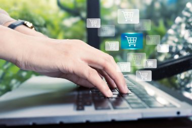 Kadın dizüstü bilgisayar kullanarak internetten ürün sipariş ediyor. İnternetten alışveriş. İnternet sitesi üzerinden ya da sosyal medya üzerinden çevrimiçi ürün sipariş sistemi. İş, çevrimiçi satış, pazarlama ve teknoloji kavramı.