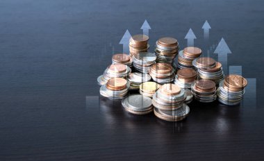 Masadaki gümüş paralar yığını. Borsa ve yatırım. İş ve finans. Gelecek ve emeklilik için tasarruf ve yatırım.