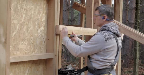 Homme Travailleur Construction Maison Ossature Bois Charpentier Martelant Clou Dans — Video