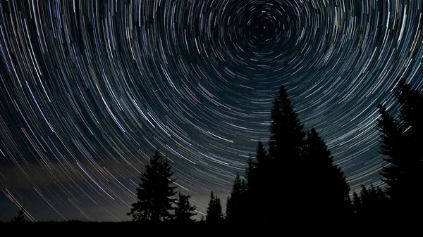 Зоряні Стежки Нічному Небі Зорі Рухаються Навколо Полярної Зірки Силуети — стокове фото