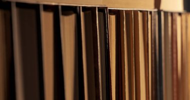 Kitap rafları kütüphanede. Büyük bir kitapçıdaki raflarda düzenlenmiş pek çok kitabı kapat