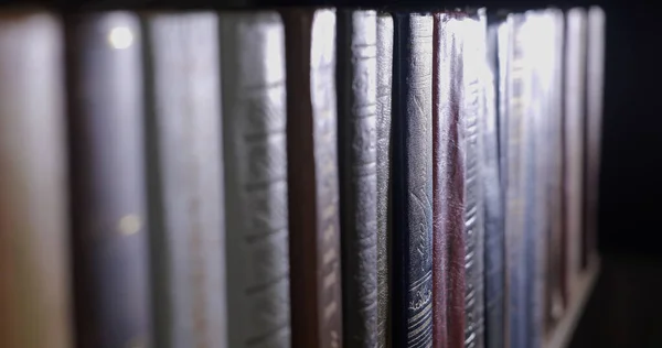 Κλείσε Ράφια Στη Βιβλιοθήκη Close Πολλά Βιβλία Οργανώνονται Ράφια Ένα — Φωτογραφία Αρχείου