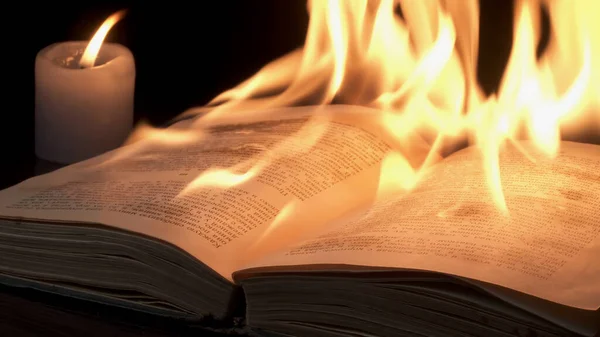 Открытая Книга Огне Большое Яркое Пламя Горящая Бумага Старой Публикации — стоковое фото