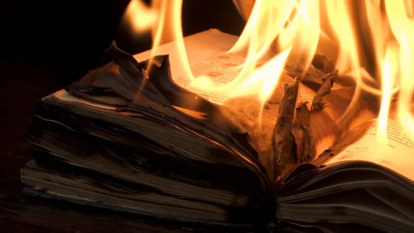 Καίγεται Ένα Ανοιχτό Βιβλίο Λαμπερή Φλόγα Καυτό Χαρτί Παλιά Έκδοση — Φωτογραφία Αρχείου