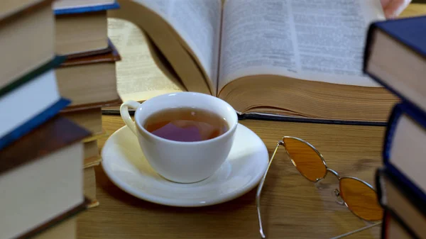 Sok Könyv Könyvtárban Egy Halom Könyv Egy Csésze Tea Szemüveg — Stock Fotó