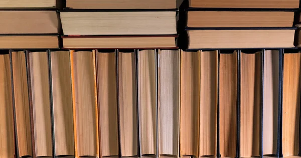 Boekenplanken Bibliotheek Close Veel Boeken Georganiseerd Planken Een Grote Boekhandel — Stockfoto