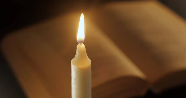 Ένα Καμένο Κερί Και Ένα Παλιό Βιβλίο Ανάγνωση Και Διδασκαλία Εικόνα Αρχείου