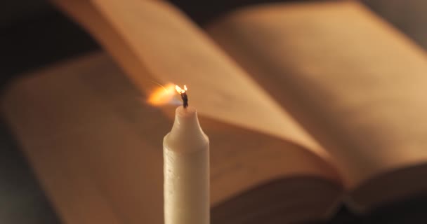 Antiek Boek Een Kaars Uitblazen Lezen Lesgeven Bij Kaarslicht Nachts — Stockvideo