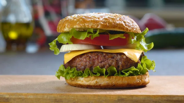 Velký Chutný Burger Čerstvými Rajčaty Cibulí Šťavnatým Grilovaným Hovězím Masem — Stock fotografie