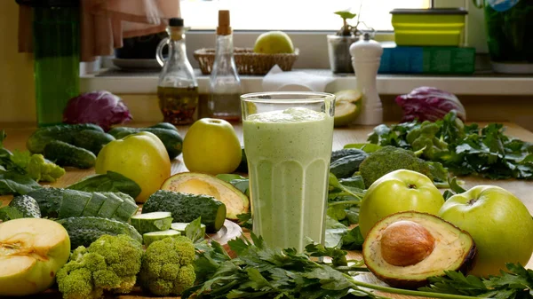 Taze sıkılmış organik sebze ve meyve püresi bardağa. Sağlıklı ve vejetaryen gıda konsepti