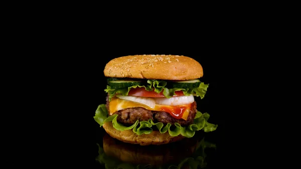 Velký Chutný Burger Čerstvými Rajčaty Cibulí Šťavnatým Grilovaným Hovězím Masem — Stock fotografie