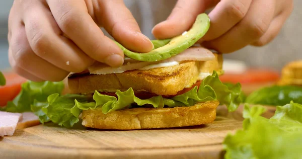 Jambonlu Salatalı Domatesli Peynirli Sandviç Yapıyorum Fast Food Konsepti — Stok fotoğraf