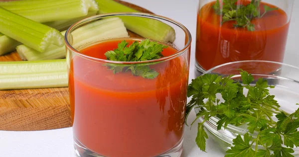 Een Glas Tomatensap Een Witte Tafel Gezond Vegetarisch Voedselconcept — Stockfoto