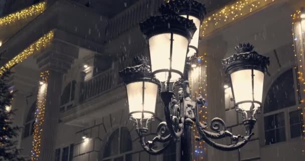 Βαρύ Χιόνι Βράδυ Των Χριστουγέννων Φόντο Ένα Φωτεινό Ψηλό Φανάρι — Αρχείο Βίντεο