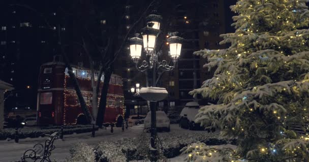 Neve Pesada Noite Natal Contra Pano Fundo Uma Árvore Natal — Vídeo de Stock