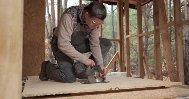 Arbetare Använder Cirkelsåg För Att Skära Plywood Byggande Ett Nytt — Stockvideo