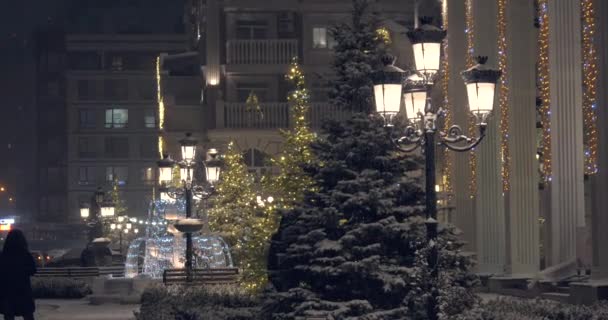 Βαρύ Χιόνι Βράδυ Των Χριστουγέννων Φόντο Ένα Χριστουγεννιάτικο Δέντρο Ένα — Αρχείο Βίντεο