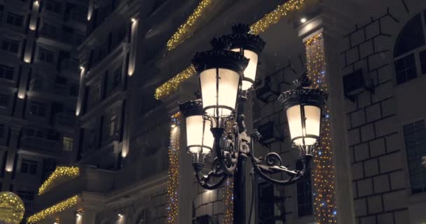 Erős Havazás Karácsony Este Hátterében Egy Fényes Magas Lámpás Házak — Stock videók