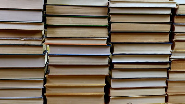 Boekenplanken Bibliotheek Close Veel Boeken Georganiseerd Planken Een Grote Boekhandel — Stockfoto