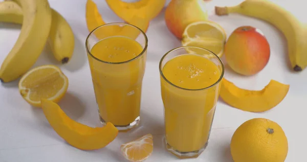 Melon Banan Smoothie Ett Glas Bakgrunden Färska Frukter Fruktcocktailen Klar — Stockfoto