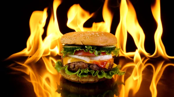 Ateşin Arka Planında Nefis Bir Burger Lezzetli Burger Taze Lahana — Stok fotoğraf