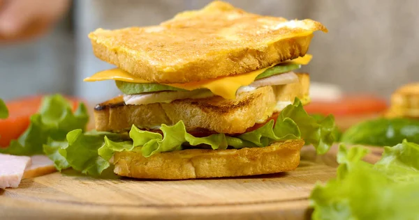 Jambonlu Sandviç Salata Olgun Domates Parçaları Peynir Parçaları Fast Food — Stok fotoğraf