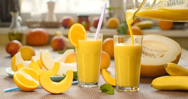 Melon Banan Smoothie Hälls Ett Glas Bakgrunden Färska Frukter Fruktcocktailen — Stockfoto