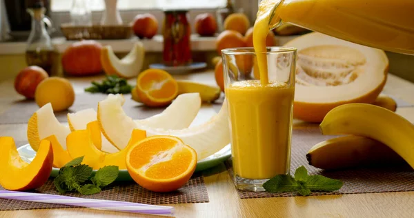 Melon Banan Smoothie Hälls Ett Glas Bakgrunden Färska Frukter Fruktcocktailen — Stockfoto