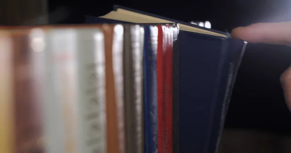 Kitap rafları kütüphanede. Büyük bir kitapçıdaki raflarda düzenlenmiş pek çok kitabı kapat