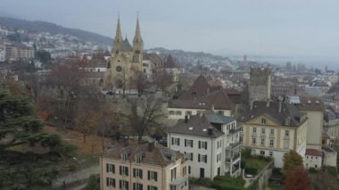 İsviçre 'deki Neuchatel Koleji Kilisesi' nin havadan görünüşü. 4K