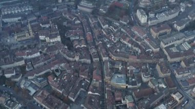İsviçre 'nin eski Neuchatel kasabasının hava manzarası. 4K