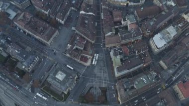 Pury Meydanı 'nın havadan görünüşü ve İsviçre' nin Neuchatel kasabası. 4K