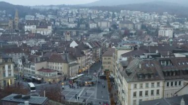 İsviçre 'nin eski Neuchatel kasabasının hava manzarası. 4K