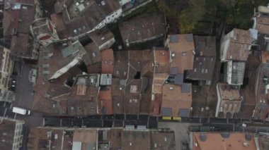 İsviçre 'nin eski Neuchatel kasabasındaki çatıların üzerinden uçuyor.