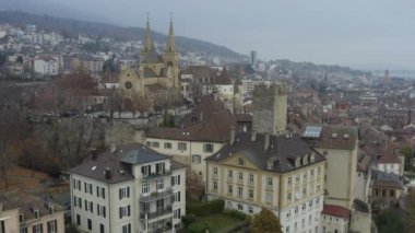 İsviçre 'deki Neuchatel Koleji Kilisesi' nin havadan görünüşü. 4K