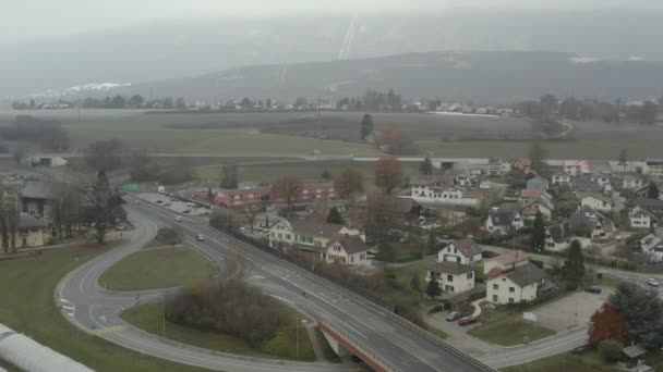 Pemandangan Udara Dari Jalan Dan Kota Kecil Swiss — Stok Video