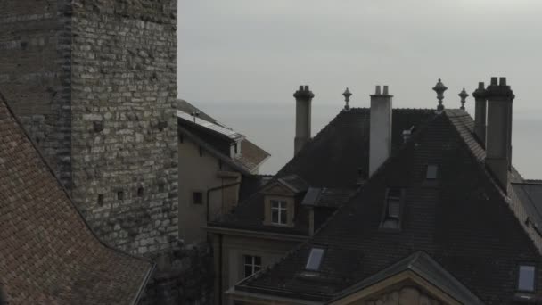 Flug Über Die Dächer Der Altstadt Von Neuchatel Der Schweiz — Stockvideo