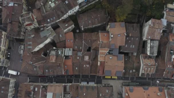 Flug Über Die Dächer Der Altstadt Von Neuchatel Der Schweiz — Stockvideo