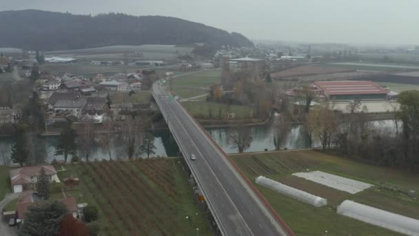 Вид Воздуха Канал Дорогу Небольшой Городок Швейцарии — стоковое видео
